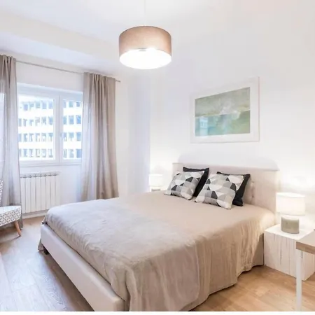 Lovely Flat In Piazza Morosini